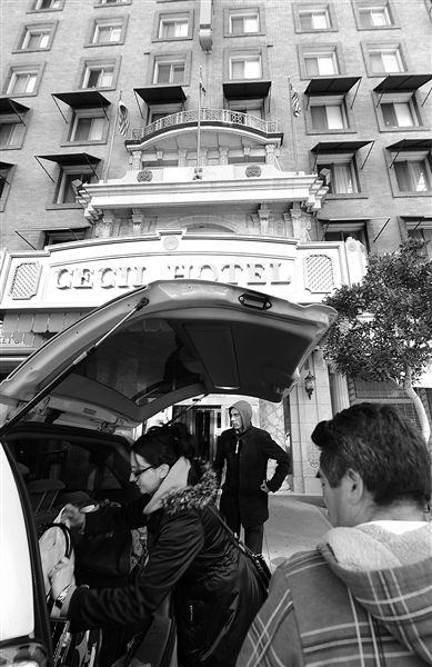 20日，美國洛杉磯，塞西爾酒店房客薩拜娜乘出租車離開酒店。由于擔心水質(zhì)受到污染，目前已有27戶房客離開塞西爾酒店。