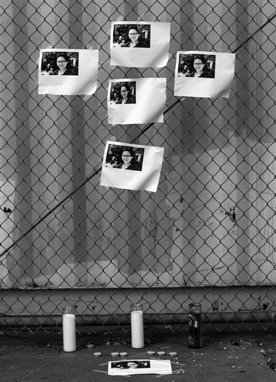 21日，美國洛杉磯，華裔女孩藍(lán)可兒遇害案件曝光后，一些人在塞西爾酒店附近擺放藍(lán)可兒的照片和蠟燭，紀(jì)念藍(lán)可兒。