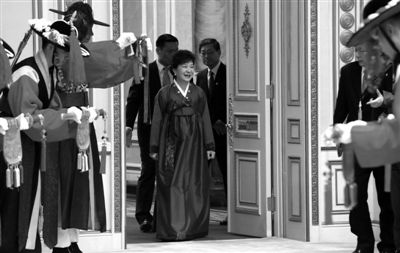 2月25日，韓國首爾，韓國首位女總統(tǒng)樸槿惠身著傳統(tǒng)韓服出席晚宴。