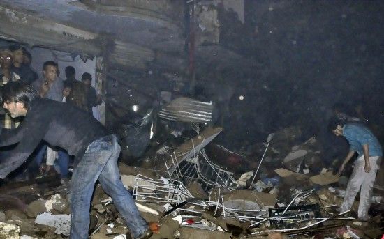 3月3日，在巴基斯坦南部城市卡拉奇，救援人員在爆炸現(xiàn)場(chǎng)工作。