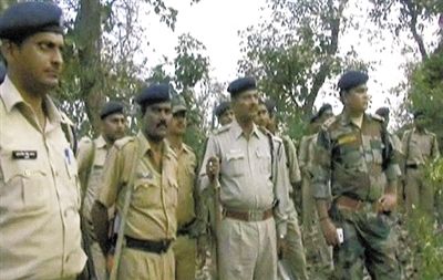 電視畫面顯示，大量警察在案發(fā)地搜查疑犯。