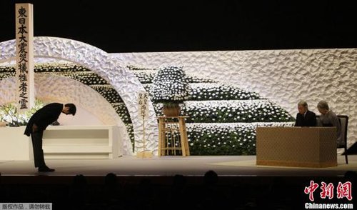 “3·11”東日本大地震兩周年紀念追悼儀式在東京舉行，日本明仁天皇與皇后、首相安倍晉三出席