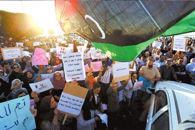 10日，利比亞首都的黎波里，當?shù)厥忻裨诶葋喭饨徊客馐就棺h“政治隔離法”。圖/東方IC