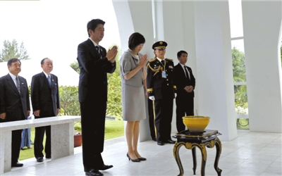 25日，緬甸仰光，安倍偕妻子參拜“二戰(zhàn)陣亡日軍墓”。圖/CFP