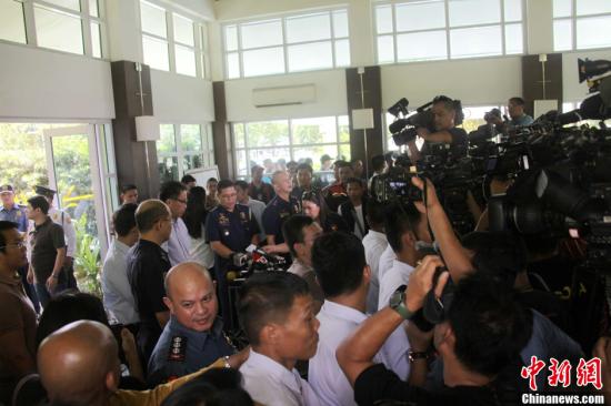 　　6月1日，菲律賓內(nèi)政部長(zhǎng)羅哈斯在菲國(guó)家警察部隊(duì)司令普里斯馬等人陪同下召開(kāi)記者會(huì)，介紹環(huán)球城公寓樓
