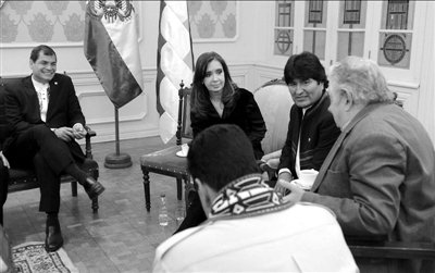 7月4日，科雷亞、克里斯蒂娜、莫拉萊斯、穆?？榜R杜羅（左起順時(shí)針?lè)较颍﹨⒓訒?huì)議。新華社發(fā)