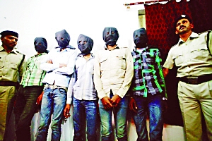 印度一個特別法庭20日宣布，判處卷入瑞士女游客遭輪奸案的6名男子終身監(jiān)禁。檢方對判決結果感到滿意，但表示不排除被告上訴可能。