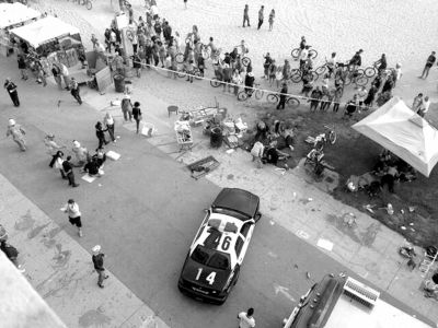 3日，美國洛杉磯，威尼斯海灘上血跡斑斑，警方正在調(diào)查。圖/東方IC