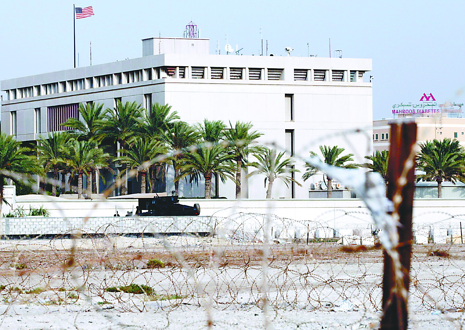 當(dāng)?shù)貢r(shí)間4日，在也門首都薩那，安全人員在通往美國大使館的路上設(shè)置檢查站檢查過往車輛。