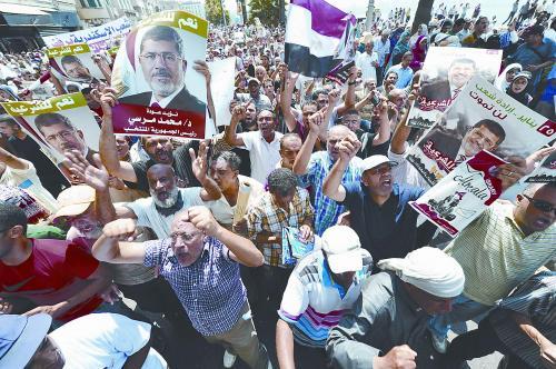 16日，穆?tīng)栁鞯闹С终哌M(jìn)行“憤怒的星期五”大游行，抗議軍方清場(chǎng)行動(dòng)造成嚴(yán)重人員傷亡。