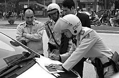 越南交警在開罰單。