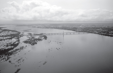 據(jù)目前估計(jì)，俄遠(yuǎn)東地區(qū)因洪災(zāi)造成的損失超過100億盧布。