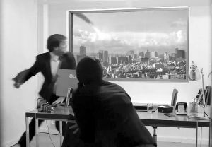 超高清屏幕上出現(xiàn)隕石撞擊城市樓群的場景，蒙在鼓里的求職者以為發(fā)生了真實的末日災(zāi)難