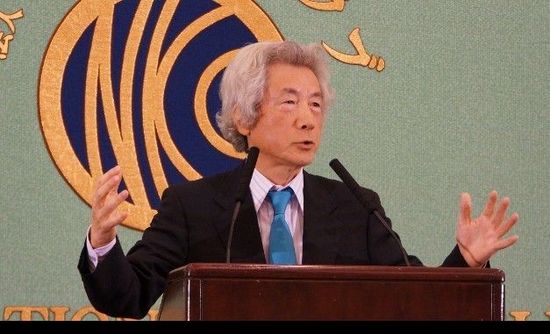 日本前首相小泉純一郎11月12日發(fā)表演說(shuō)，支持安倍晉三對(duì)中國(guó)強(qiáng)硬，并鼓動(dòng)其參拜靖國(guó)神社。