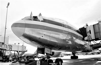 2011年4月5日，美國航空公司為洛杉磯至上海首條直飛航線的開通舉行剪彩儀式。目前，美國航空、美國聯合航空和達美航空已經向中國提交了飛行計劃。