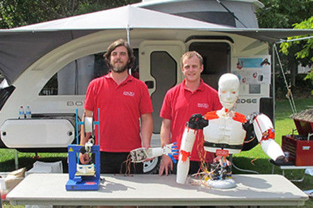 皮尤和尼克爾斯基與他們的3D機器人。