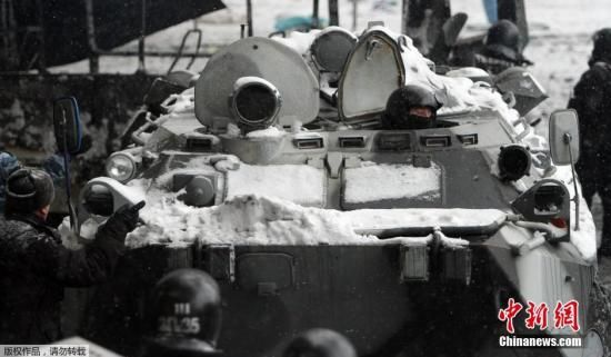 圖為烏克蘭警方派出裝甲車駛向抗議人群。