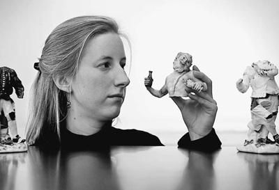 在英國(guó)倫敦，拍賣(mài)行員工展示邁森瓷器。