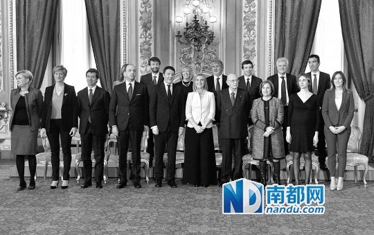 2月22日，在意大利羅馬總統(tǒng)府，新任總理馬泰奧·倫齊(前左五)與總統(tǒng)納波利塔諾(前右四)及新內(nèi)閣成員