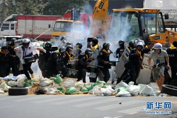 當(dāng)?shù)貢r間2月18日，泰國曼谷警方與示威者發(fā)生沖突。
