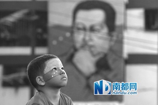 3月5日，一名委內(nèi)瑞拉兒童仰望天空，他身后是查韋斯的陵墓。