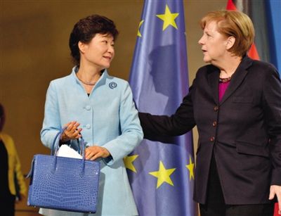 26日，默克爾與來訪的樸槿惠會(huì)晤。