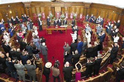 29日，倫敦，一對同性伴侶舉行結(jié)婚儀式。