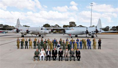 4月29日，參與搜尋馬航失聯(lián)客機(jī)的多國軍人和軍機(jī)在珀斯皮爾斯空軍基地合影。5月1日，馬航宣布搜尋進(jìn)入新階段，重點將借助不同技術(shù)擴(kuò)大海底搜尋。