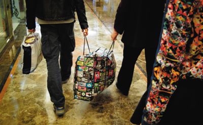 5月2日，馬航乘客家屬離開麗都飯店。當(dāng)日，麗都飯店二層家屬區(qū)正式關(guān)閉，大部分家屬返鄉(xiāng)。