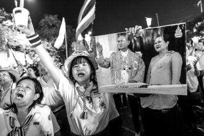 5日，泰國(guó)巴蜀府海濱度假勝地華欣，數(shù)萬民眾身穿國(guó)王的代表色“黃色”T恤，自發(fā)上街，口喊“國(guó)王萬歲”的口號(hào)。