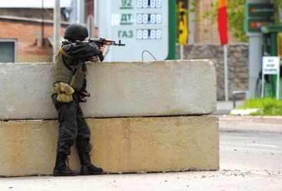 　5日，在烏東部城市斯拉維揚(yáng)斯克附近，一名烏克蘭士兵守衛(wèi)一處檢查站。