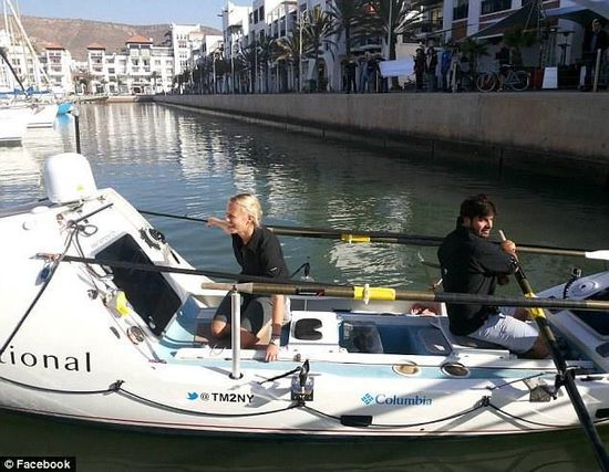 男女主角與他們的“小伙伴”，名叫“馬迪巴精神”的皮劃艇。