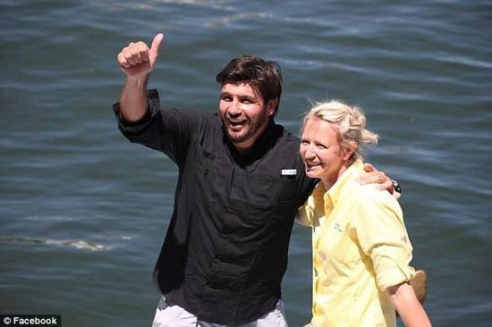 抵達(dá)邁阿密時(shí)，曼瑟驕傲地豎起了大拇指。