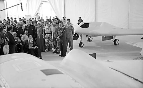 　哈梅內(nèi)伊（中）11日參觀伊朗版RQ-170無人機(jī)。