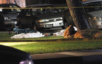 5月23日在美國加州大學圣巴巴拉分校附近的槍擊現(xiàn)場拍攝的死者遺體。