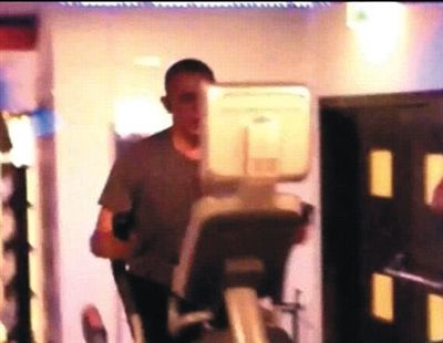 酒店健身中心，橢圓機上鍛煉的奧巴馬。