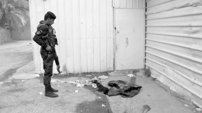 7月13日，伊拉克巴格達(dá)，警察在發(fā)生槍殺案的現(xiàn)場勘察。