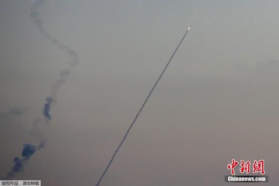 當(dāng)?shù)貢r(shí)間2014年7月13日，以色列斯德洛特，從加沙地帶飛往以色列境內(nèi)的導(dǎo)彈劃破夜空。