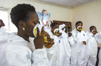 9月18日，塞拉利昂護(hù)士接受使用埃博拉防護(hù)裝備培訓(xùn)。新華社發(fā)