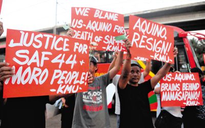 2月3日，菲律賓馬尼拉，民眾舉行示威游行悼念遇難的44名特警，并要求總統(tǒng)阿基諾下臺，對此次反恐行動失敗負責。