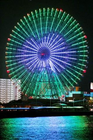 直徑100米的摩天輪上映出多種花式圖案。