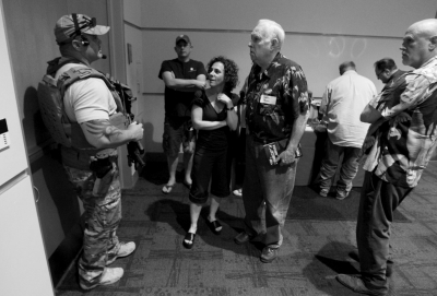 　5月3日，警察在案發(fā)后暫時阻止與會者離開展覽。