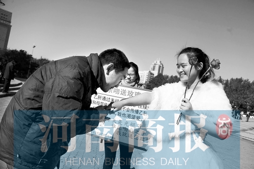 　一名男士上前，準(zhǔn)備親吻女孩的手