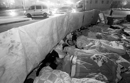 在寒冷的冬夜，為了能省點(diǎn)錢，方便接活，民工們?nèi)运跇蛳隆? complete=