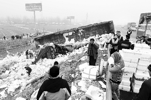 　京港澳高速長(zhǎng)葛段，又一輛拉蔬菜的車翻在路邊