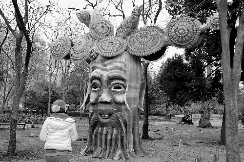 2月5日，游人在鄭州市人民公園內(nèi)欣賞一個由廢舊塑料瓶做裝飾的造型花燈。記者 王 錚 攝