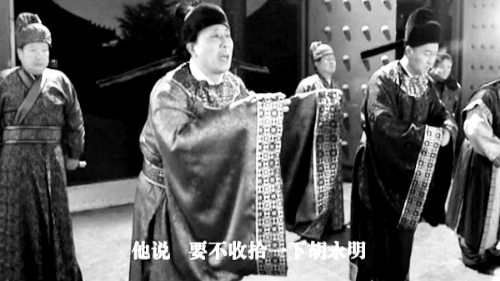 微電影中，“權(quán)貴人士”對(duì)“胡永明”多加陷害 視頻截圖