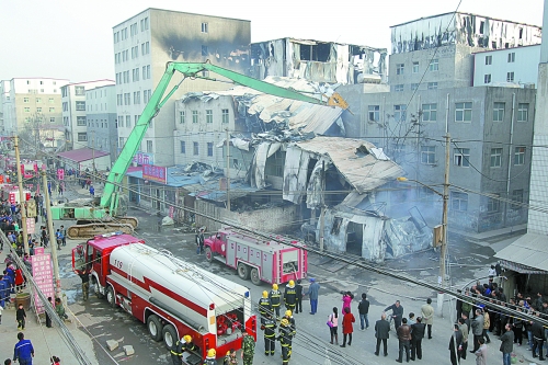 風助火勢，6座相鄰的居民樓加建的板房樓陸續(xù)被大火引燃。