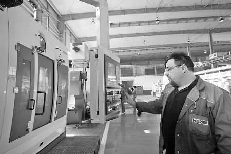 　　▲5月7日，來(lái)自德國(guó)的專(zhuān)家正在中原內(nèi)配股份有限公司的生產(chǎn)線上調(diào)試設(shè)備。