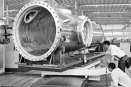 ▲5月6日，河南飛宇實(shí)業(yè)有限公司的技術(shù)人員正在調(diào)試設(shè)備，準(zhǔn)備試生產(chǎn)。